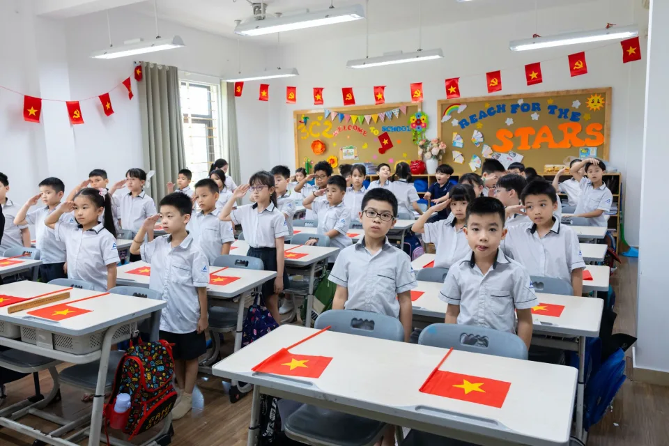 Thầy cô chữa bài cho từng em
